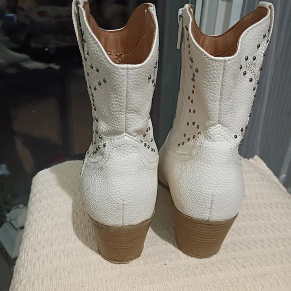 Universal Thread Women's Cream Ankle Booties.Smal Scratch Se Last Picture. - Picture 4 of 9